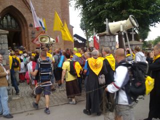 Wchodzimy do sanktuarium pw. Narodzenia Najświętszej Marii Panny Królowej Polskiego Morza…